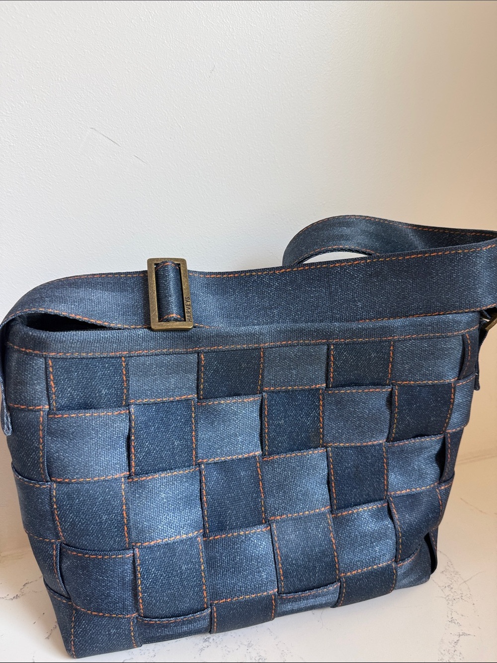 Harveys Woven Seatbelt crossbody shoulder Bag in indigo / dark denim